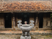 Image: The hundred-year-old wooden house contains many precious antiques of the Nguyen dynasty in Ha Nam