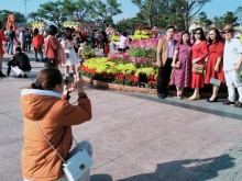 Image: The weather is nice, Danang people are bustling with spring travel