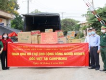 Image: Can Tho Friendship Union and Tho Dai Magazine send gifts to Vietnamese Khmer in Cambodia