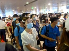 Image: Passengers crowd security area of int’l airport in Ho Chi Minh City