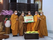 Image: HCMC monks Buddhists raise VND 1 billion for Covid hit India