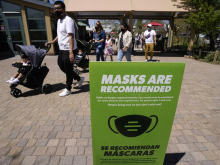 Image: Vietnamese in the United States loyal to face masks despite loosened regulation