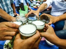 Image: Hanoi closes beer parlors to curb coronavirus spread