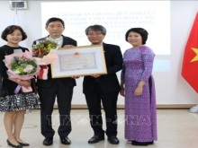 Image: Vietnam presents friendship order to former S Korean Ambassador Lee Hyuk