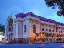 Image: First, visit the Ho Chi Minh City theater to admire the unique architecture & watch a special show