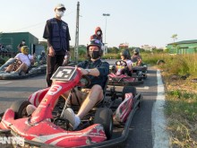 Image: Guests race skillfully in Formula 1 racing in Hanoi