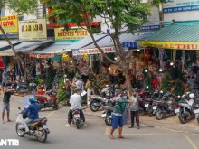 Image: Bustling shopping in the largest Christmas street in Ho Chi Minh City