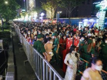 Image: Nguyen Hue Flower Street is crowded with visitors on opening day