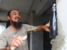 Image: The man who built a house out of bottles