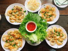 Image: 8 delicious Banh Khot shops in Vung Tau, visitors go in and out