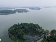 Image: Change the wind to go camping, eat barbecue at a 5.25 km2 lake near Hanoi