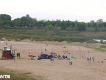 Image: The “beach” by the river flows backwards, attracting visitors to come and have fun