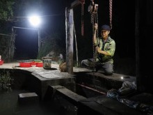 Image: Farmers pick up Ruoi (Nereidae) and collect of thousand dollars every night