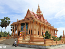 Image: More than 130 years old Khmer pagoda is colorful in the West