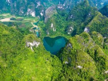 Image: ﻿A majestic heart-shaped lake
