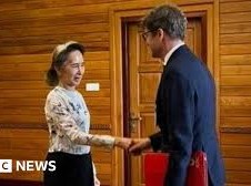 Image: Aung San Suu Kyi Meets ICRC Delegation After Years of Isolation