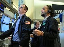 Image: Investors Identify Major Market Risks and Emphasize Diversification