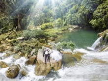 Image: Leaning in front of the dreamlike magic beauty of Ban Ba ​​Tuyen Quang waterfall