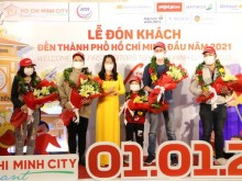 Image: HCMC greets first visitors of New Year
