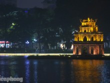 Image: See Hoan Kiem lake sparkling, magical at night