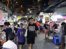 Image: Exploring street food paradise at Sai Gon flower market