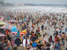 Image: Waves of tourists lap at Vung Tau beach for a New Year dip