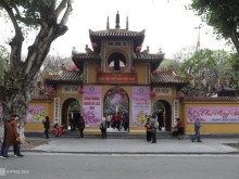 Image: Hanoians wear medical masks to pagodas on Tet