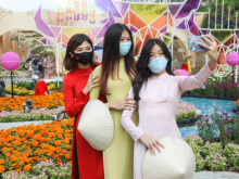 Image: Saigonese comply to pandemic prevention while visiting Tet flower street