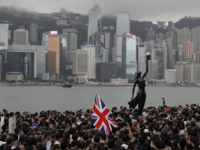 Image: Hong Kong migrants flee to UK to start a new life fearing China breakdown