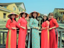 Image: A large number of tourists wear ao dai to check-in in Hoi An ancient town