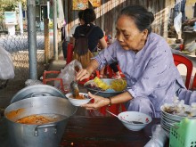 Image: Bread soup 10,000 dongs of old lady U90