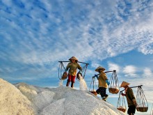 Image: Discover the beauty of the largest Phuong Cuu salt field in Central Vietnam