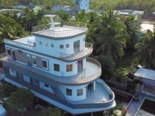 Image: The ‘unique Western’ 3-story yacht house was built by the farmer 220.000$