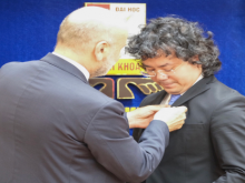 Image: Hanoi lecturer received medal from the President of Italy