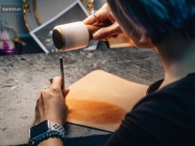 Image: Leaving her job as a designer, the Hanoi girl begins a “strange” sculpting career from … a piece of broken leather given to her