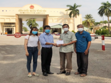 Image: Kien Giang gifts USD 15 600 to poor Vietnamese born and local citizens in Cambodia