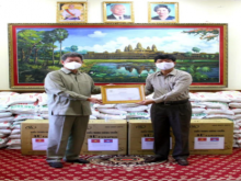 Image: Vietnam Consulate General in Cambodia sent gifts to support Preah Sihanouk against pandemic