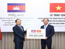 Image: Vietnam gifts USD 200 000 to support Cambodia against pandemic