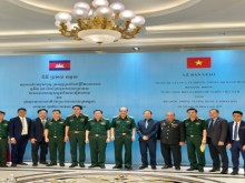 Image: Vietnam s defense ministry presents medical supplies to Cambodia for COVID 19 fight