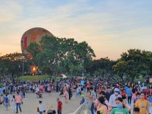 Image: Thousands of people lined up in the hot sun to get on the hot air balloon