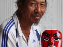 Image: 30 years man selling masks all over Saigon
