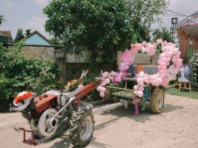 Image: The groom uses a motorbike to plow the bride, making netizens extremely excited