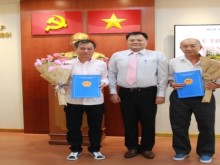 Image: Two Taiwanese Chinese granted Vietnamese citizenship