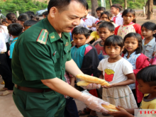 Image: A gift of bread How Vietnamese border guards help local children