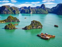 Image: Explore Bo Hon Island in Quang Ninh admiring the beautiful scenery and kayaking