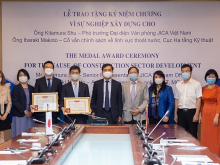 Image: JICA experts in Vietnam receives medals from Ministry of Construction