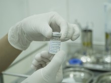 Image: Nurse put on ventilator post-coronavirus vaccination in Vietnam
