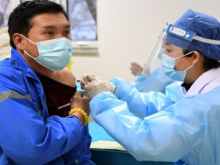 Image: Overseas Vietnamese in China receive Covid 19 vaccine