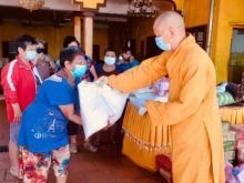 Image: Phat Tich Pagoda in Vientiane presents gifts to overseas Vietnamese