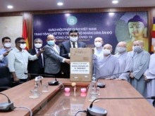 Image: Vietnam Buddhist Sangha offers 1 8 billion VND medical aid for India